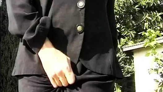 Ateşli Alman sürtük araba israfında iki adam tarafından sert sikiliyor