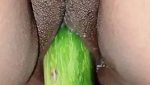 Salatalık komşunun vajinasına yerleştirildi, vajina çok sıkıydı