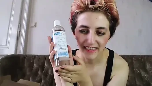 Seksi elbiselerin kutularını açıyor canlı