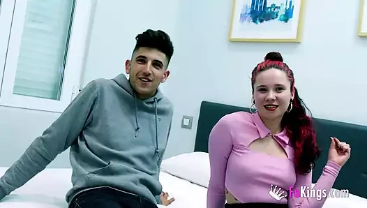 Redhead genç inna paten bizi alır ve halka açık çıplak vücudunu gösterir