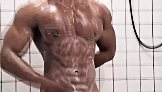 Asya vücut geliştirmeci banyo