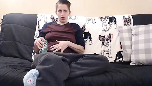 Yüksek sesle limonlu soda geğiriyor