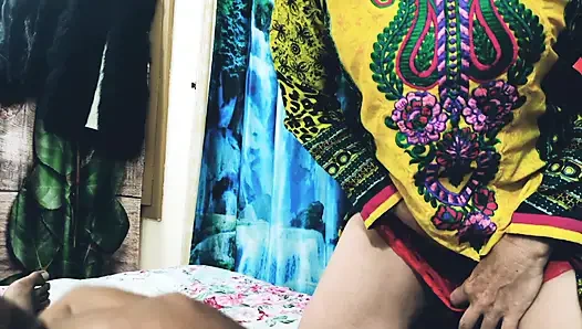 Ateşli orta yaşlı seksi kadın büyük zenci yarağı ile birlikte olma şansını kullandı