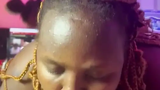 Ona derin gırtlak öpücüğü veriyor