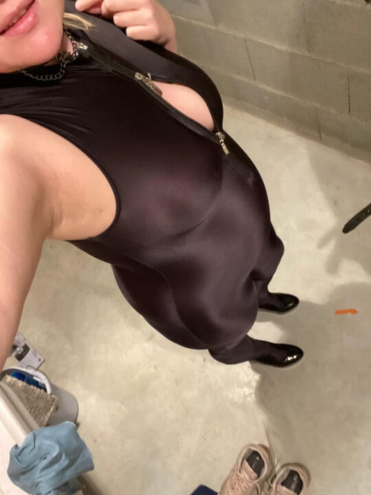 handjob içinde siyah spandex catsuit