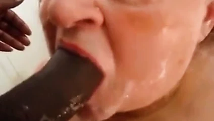 Alla nonna piace succhiare il cazzo dei migranti