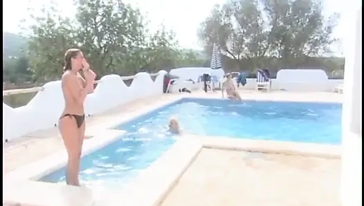 Yüzme havuzunda ateşli orta yaşlı seksi kadınlar