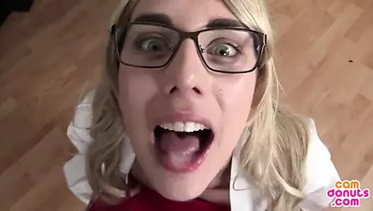 Asosyal sarışın her damlayı yutmayı seviyor