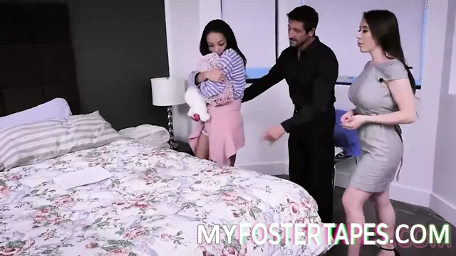 Üvey kız uygunsuz etkinliğe katılıyor