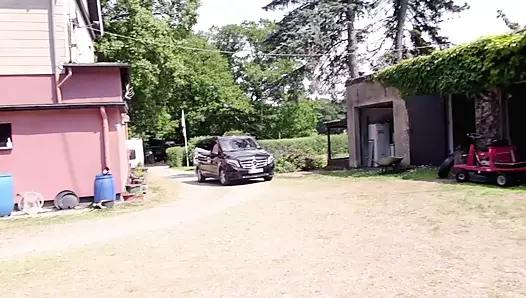 Yaramaz kız sert sikilmek istiyor