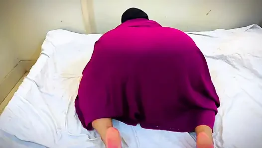 Arap tesettürlü kız oyuncağını tombul büyük göt deliğine sokuyor, zevk
