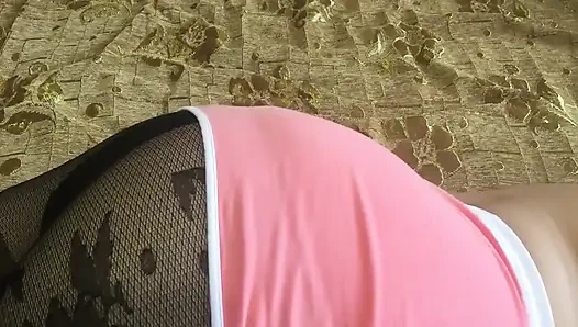 Büyük memeli sapık kremsi amını parmaklıyor ve tatlı bir şekilde inliyor