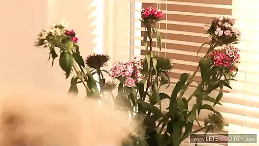 2 ateşli sarışın sürtük ile üçlü seks