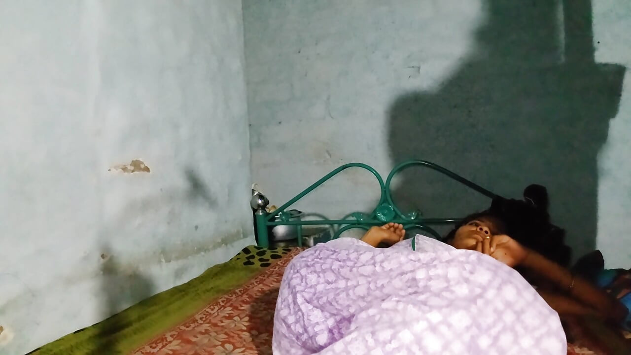 Üvey kız kardeş domaltarak sikişiyor
