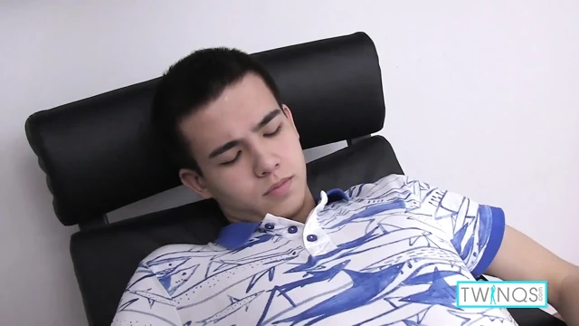 Esmer yarak boşaltıcı Xander sıkı götünde bir yarak istiyor!