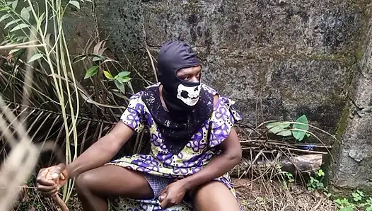 Yeni güzel gece elbisesi eğilmemek için yarağı kaplıyor