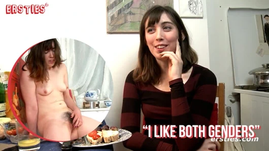 Ersties - tamamen doğal Fiona kıllı amcığıyla oynuyor