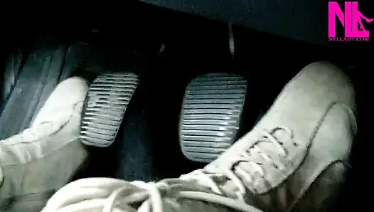 Süet yumuşak düz çizmeler içinde sürüş ve pedal pompalama