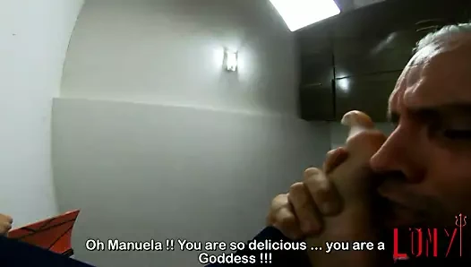 Manuela albertini, istediğim her şeyi yaparken ayağımı öpüyor