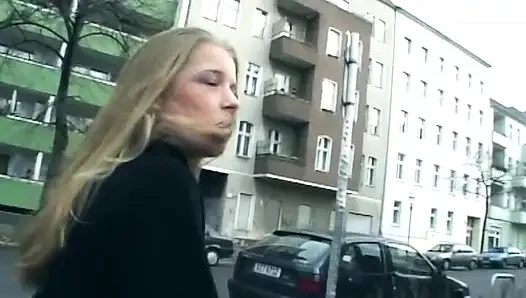 Sarışın sert sikilirken ıslak amcığını açıyor