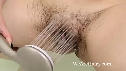 Solena sol seksi bir banyodan hoşlanır ve mastürbasyon yapar