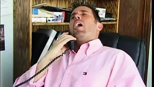 Azgın adam internette bir kızla konuşurken sikiliyor, sonra sikişmek için onunla buluşuyor