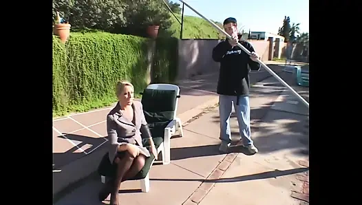 Riche büyük memeli orta yaşlı seksi kadın havuz temizleyicisini büyük yarağı için baştan çıkarıyor