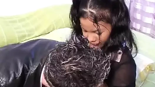 Küçük memeli Fransa'dan harika zenci kadın sıcak döl yemenin tadını çıkarıyor