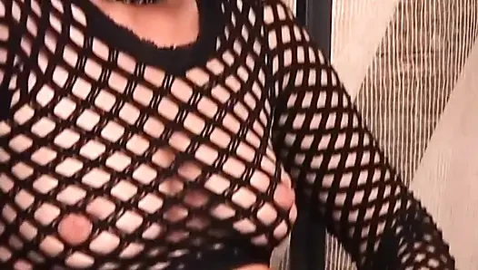 Gözleri bağlı sarışın orta yaşlı seksi kadın yarağı ve parmaklarını derine alıyor
