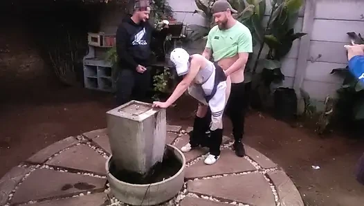 Karısını önünde sikiyor