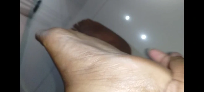 Sevimli ateşli kız 18+ tüm finansal varlıklarınız karşılığında zevkiniz için güzel temiz ayaklarını sunar.