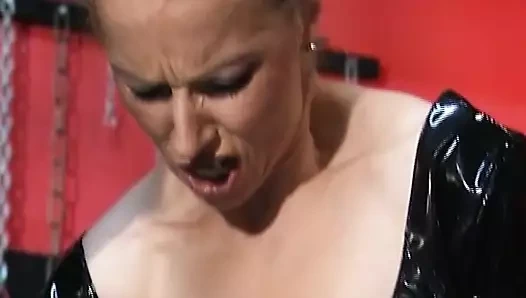 Çekici Alman sarışın bdsm eyleminde sikiliyor