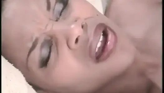 Azgın beyaz adam onu sikmeden önce seksi zenci bebeğin amını yalıyor