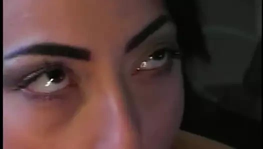 Güzel itaatkar genç esmer, aynı anda iki büyük yarak almayı seviyor