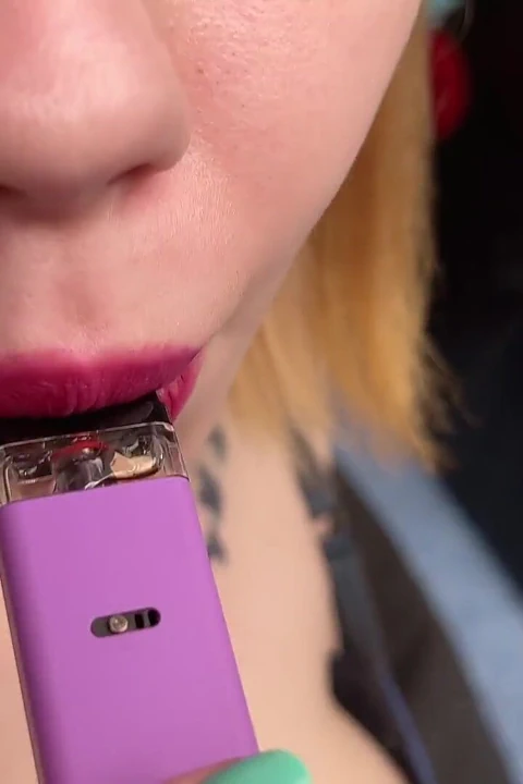 Sigara içme fetişi.i sigara içiyorum, beğendin mi