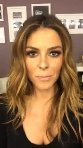 Maria menounos göğüs dekoltesini gösteriyor