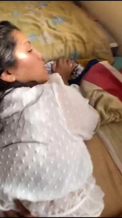 Sikici en yakın arkadaşım çok fazla flörtöz fotoğraf çekiyor ve o kadar heyecanlanıyor ki beni sikmesi için yalvarıyor | Bölüm 1
