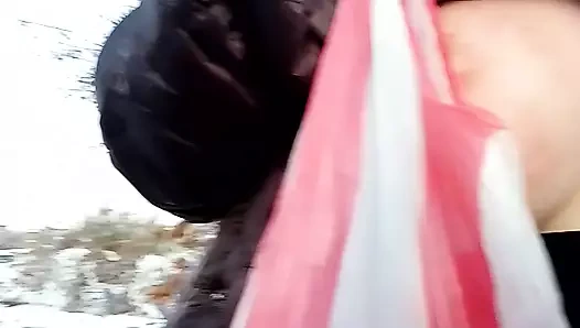 Kar yağışlı boş arazide göğüslerimi gösteriyorum