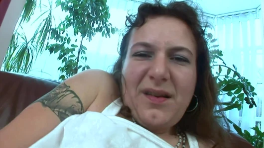 Olgun ev hanımı rosebud sarkıncaya kadar yumrukla sikiliyor