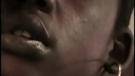 Doğal memeli Afrikalı güzellik zevkle yarak mastürbasyon yapıyor