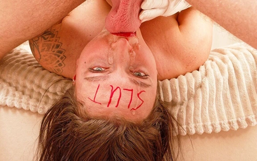 Düzgün vücutlu dövmeli genç kızın sert götü ve yüzü sikiliyor