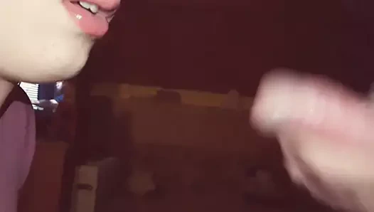 Aç kız berbat büyük horoz ve gets boşalmak içinde ağız