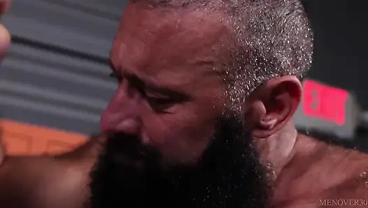 Menover30 masaj yapıyor ve dölleniyor