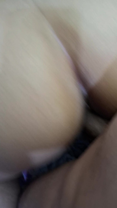 Üvey babasıyla orta yaşlı seksi televizyon izliyor | Klip 1