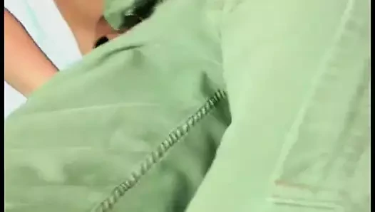 Olgun sert bir çük aldıktan sonra yüzünde sıcak yük alır