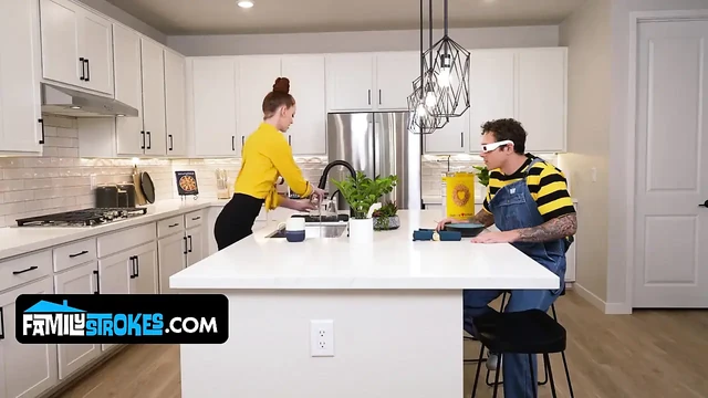 Pervmom - April anal sürprizi aldatıyor: üvey annem oyuncaklarını kullanmamı ve onu sert sikmemi istiyor