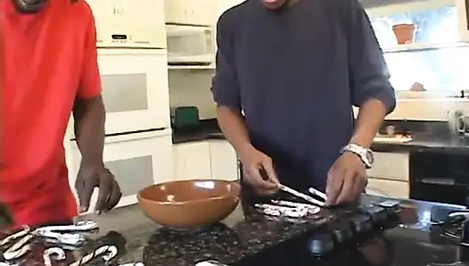 Yüksek topuklu sarışın bayan ırklararası üçlü grup sekste çifte sikiliyor