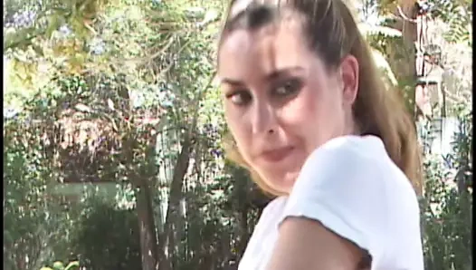 Çarpıcı traşlı amcık kolejli kız anal domaltmalı sikiş için eğilmeyi seviyor