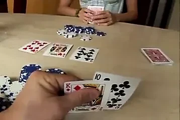 Poker oynuyor ve para ve kıçını kaybediyor