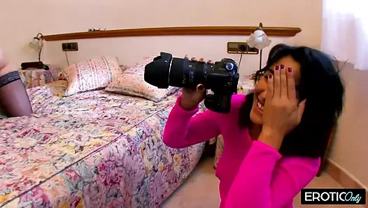 Yaramaz orta yaşlı seksi kadın vahşi arkadaşının bir sonraki seviyeye çıkarmasını izliyor